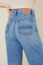 Load image into Gallery viewer, Kings Of Indigo Leila Cropped Jean - Mid Vintage
