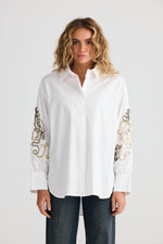 Load image into Gallery viewer, Talisman Esperance Shirt - White With Tan Embroidery
