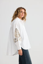 Load image into Gallery viewer, Talisman Esperance Shirt - White With Tan Embroidery
