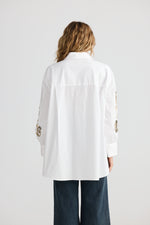Load image into Gallery viewer, Talisman Esperance Shirt - White With Tan Embroidery
