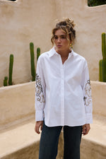 Load image into Gallery viewer, Talisman Esperance Shirt - White With Tan Embroidery
